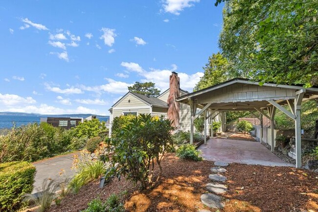 Building Photo - Charming Beach Drive Craftsman w/ AC and V...