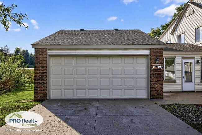 Building Photo - 3 Bedroom End Unit Townhouse