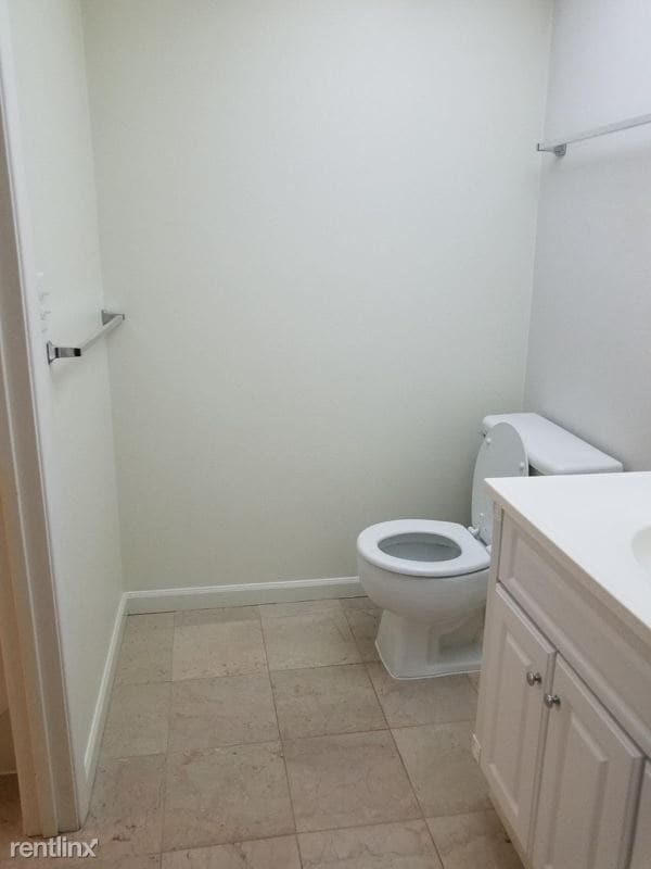Building Photo - 2 br, 1.5 bath Condo - 5565 E Evergreen Blvd