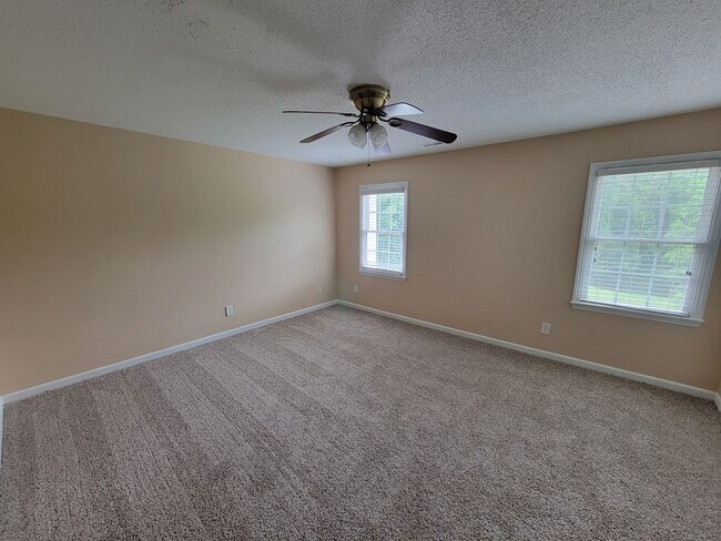 Building Photo - 2 Bedroom 3.5 Bathroom Town home located in the Oak Ridge Meadows Neighborhood