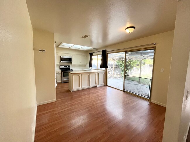 Building Photo - North Merced: $1950 3 bedroom 2 bathroom *