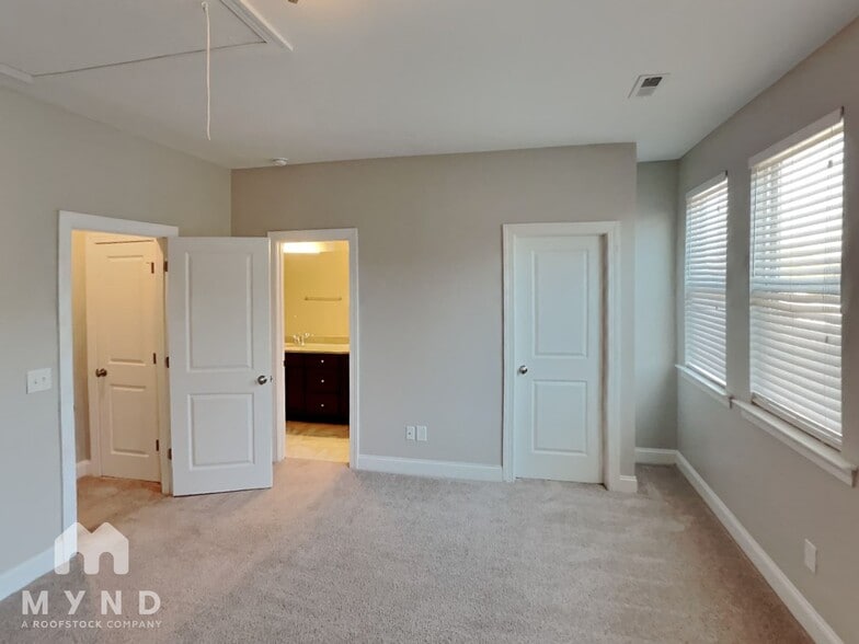 Building Photo - 2547 Statesville Ave