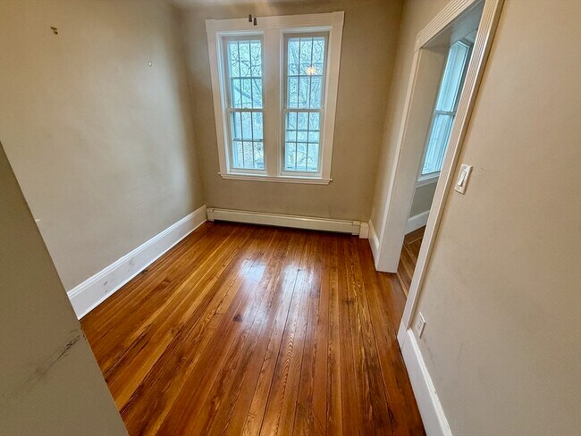 Building Photo - 324 Chelsea St