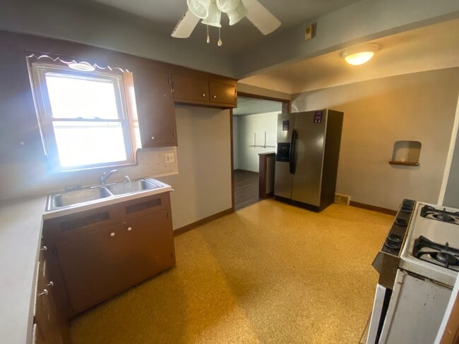 Building Photo - Charming 3-Bedroom Property in Prime Location