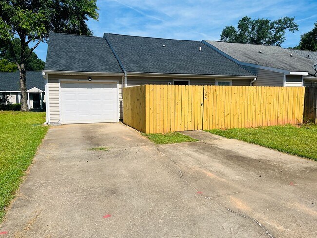 Building Photo - Wow! Check out this charming 3 bedroom 2 b...
