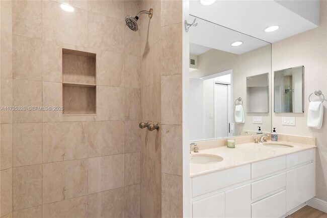 Building Photo - 705 Crandon Blvd