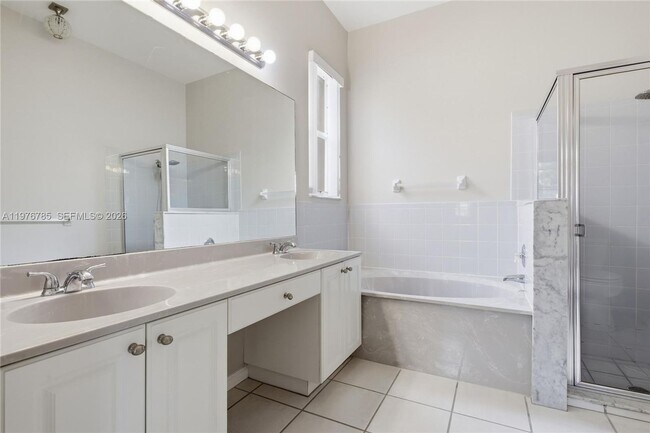 Building Photo - 575 SE 29th Dr