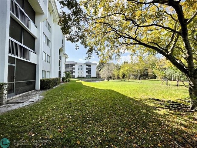 Building Photo - 711 N Pine Island Rd