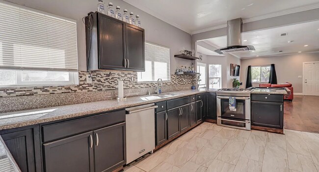 Building Photo - Charming 3 bedroom, 3 bath!