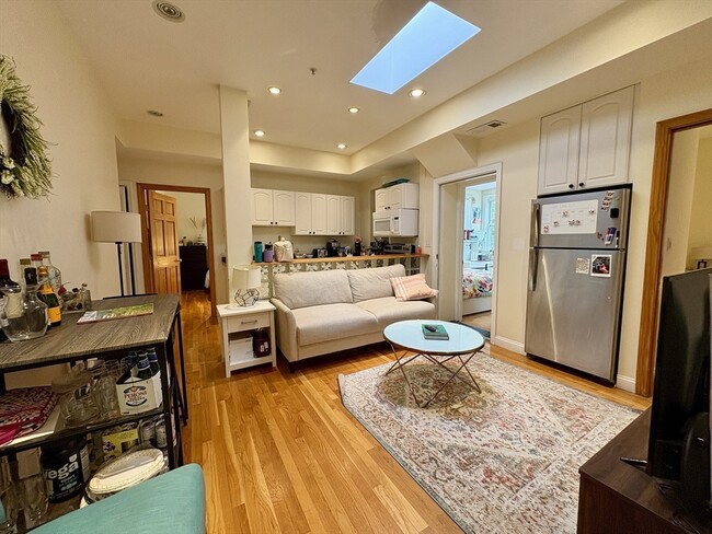 Primary Photo - 1801 Beacon St