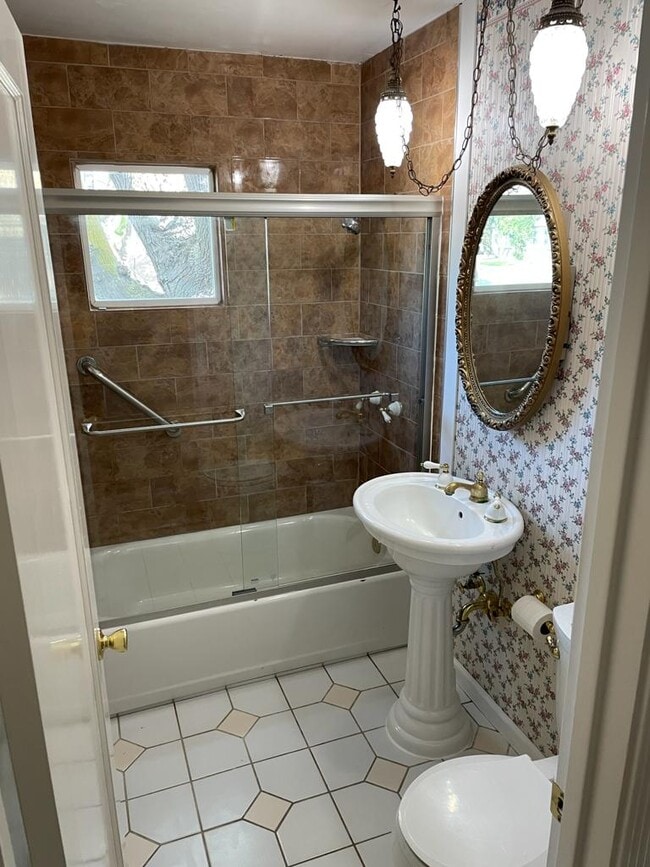 Building Photo - 130 E Emerson Ave