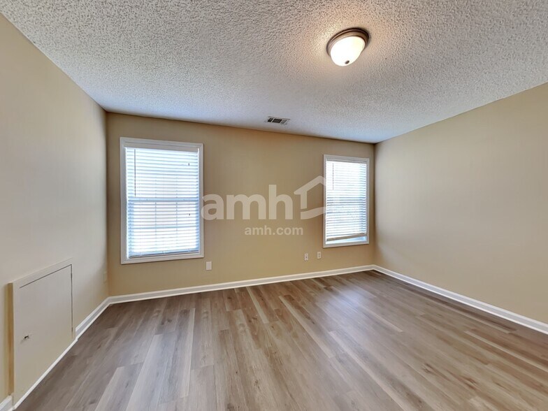 Building Photo - 447 The Gables Dr