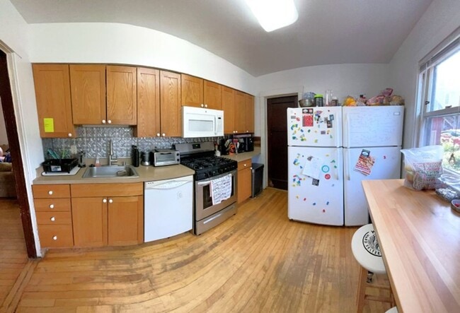 Building Photo - 1323 St James Ct