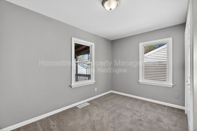 Building Photo - 9625 Theodosia Ave