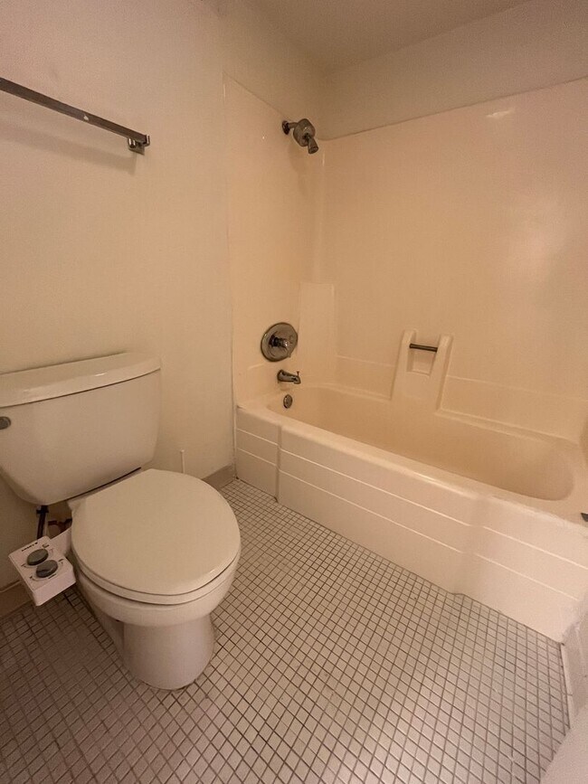 Building Photo - 2 Bed, 2 Bath Condo Near UNLV