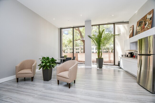 Building Photo - 5150 Hidalgo St