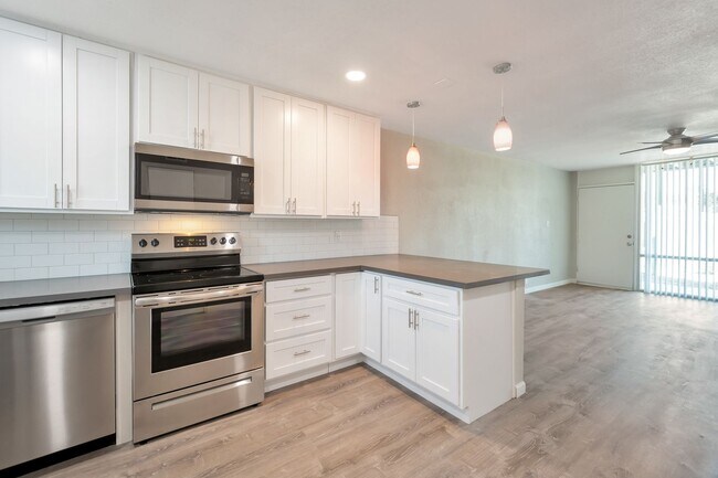 Interior Photo - The Vintage on College