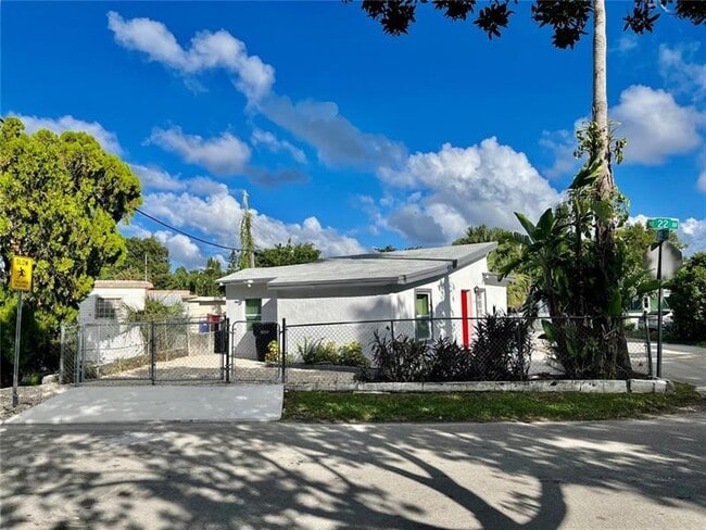 Building Photo - 2201 NE 135th Ln