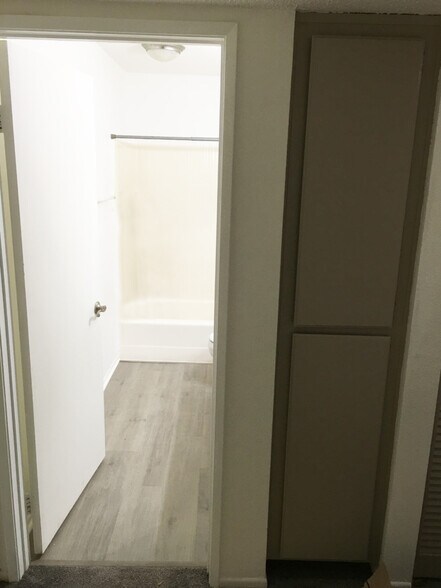 Building Photo - 5310 Circle Dr