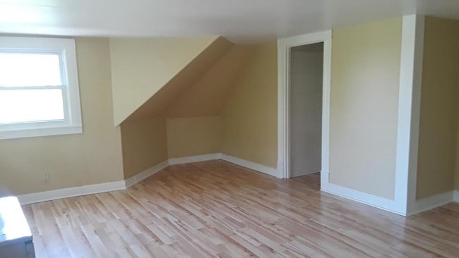 Building Photo - 42 Bank St