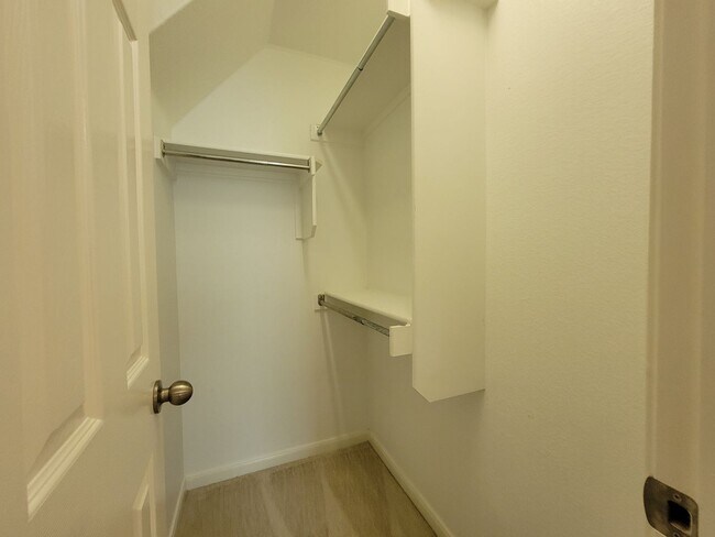 Building Photo - Charming & Spacious 4/BR 3/BR Home – Pet F...