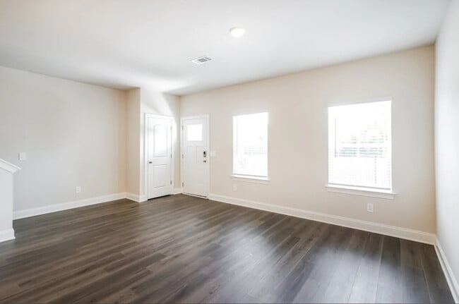 Building Photo - 228 River Rock Dr