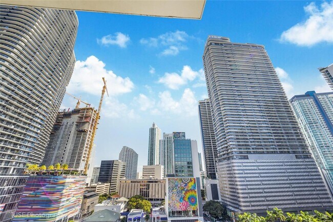 Building Photo - 999 SW 1st Ave