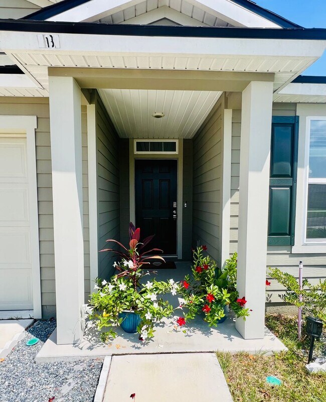 Building Photo - Available 11/1/24 Three bedroom two bath h...