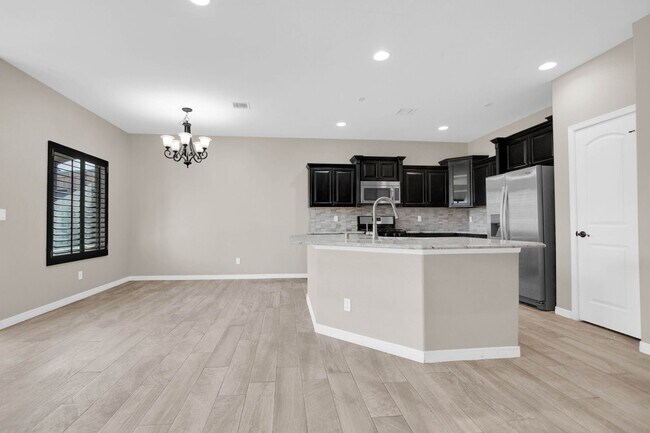 Building Photo - Spacious 4 Bedroom Home for Rent in Sunlan...