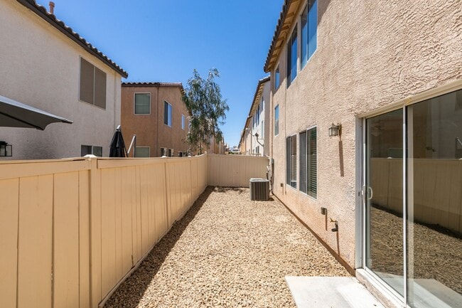 Building Photo - NEWLY UPDATED 4 BEDROOM HOME IN THE SOUTHWEST
