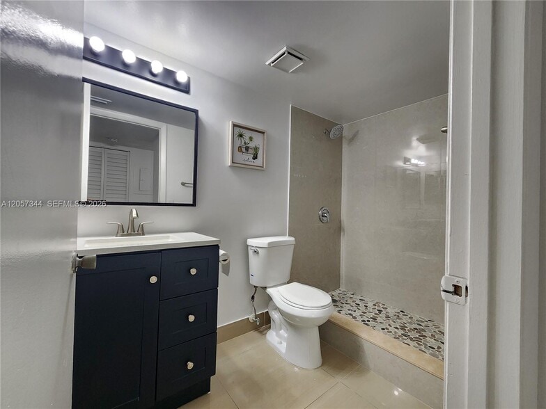 Building Photo - 9491 Palm Cir S