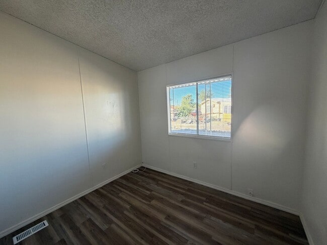 Building Photo - cute and cozy