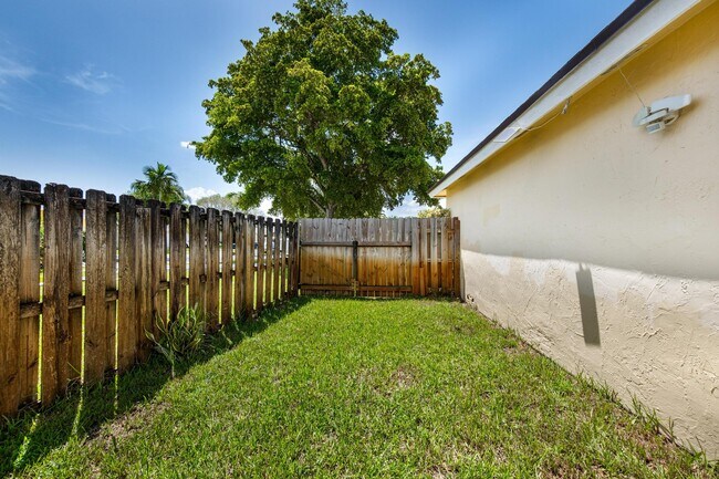 Building Photo - 5340 SW 115th Ave