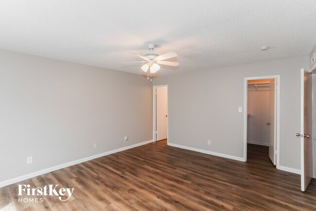 Building Photo - 1300 Royal Oak Dr