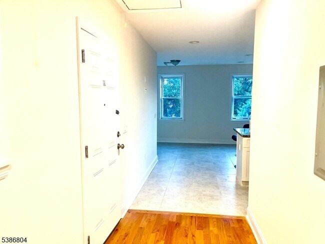 Building Photo - 10 Morton Pl