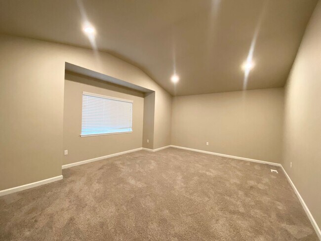 Building Photo - 3 bedroom, 2568 Sqft. home In Federal Way