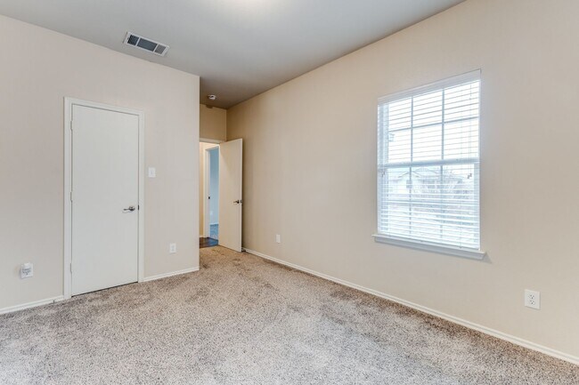 Building Photo - Three Bed, Two Bath Half Duplex near Mesquite Airport, Available Feb 10th.