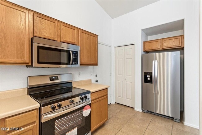 Building Photo - 3305 N Everest