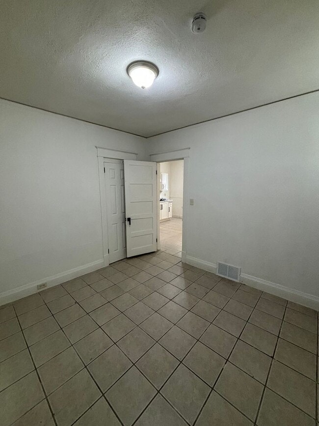 Building Photo - Spacious 6-Bedroom Home with Modern Update...