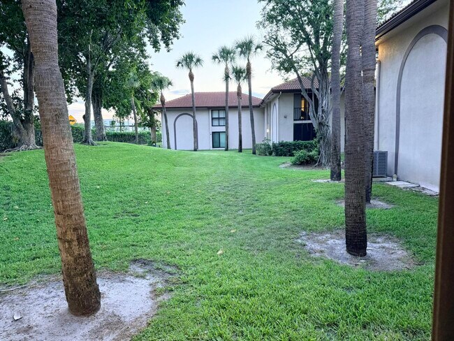 Building Photo - 300 E Club Cir