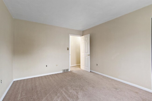Building Photo - Coming Soon - 2 Bedrooms 1 bath - Dallasto...