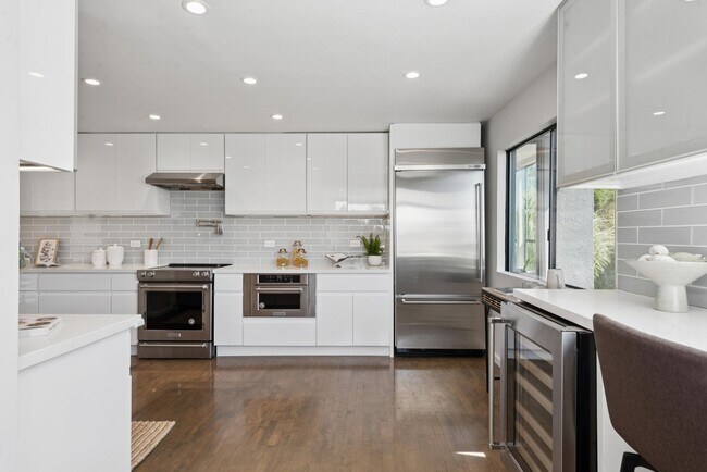 Building Photo - 2861 Chelsea Dr