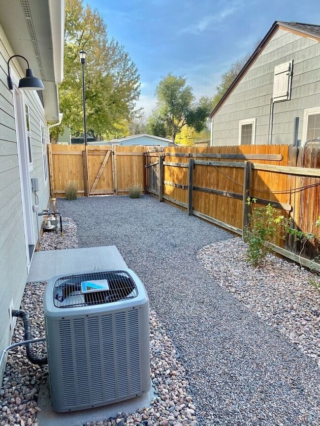 Building Photo - Nice Location in Heart of Old Town Fort Collins! WATER/SEWER/GAS INCLUDED IN RENT