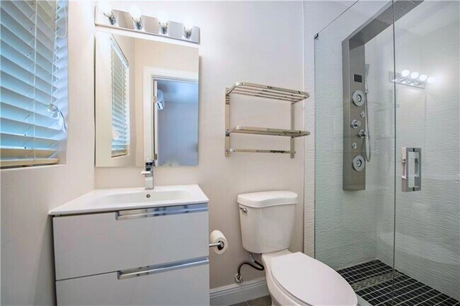 Building Photo - 628 NE 8th Ave