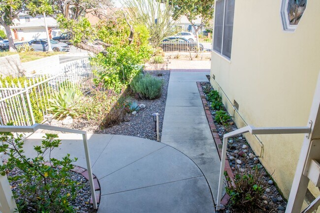 Building Photo - 2nd St., 829-831