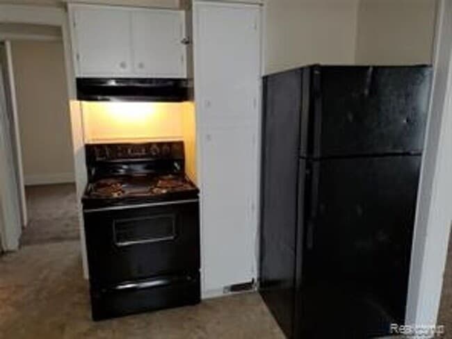 Building Photo - Cut 3 bedroom bungalow W/ appliances inclu...