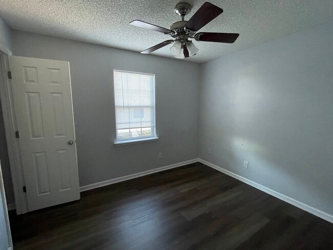 Building Photo - 3933 Heatherwoods Dr