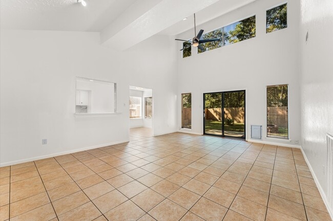 Building Photo - 33 Crystal Lake Ln