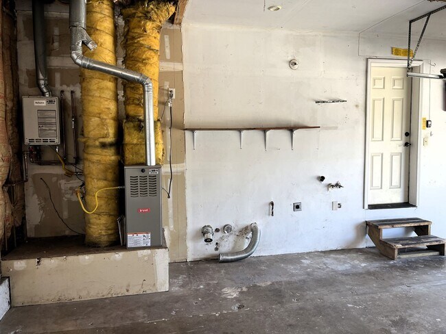 Building Photo - 2025 Thiel Ave