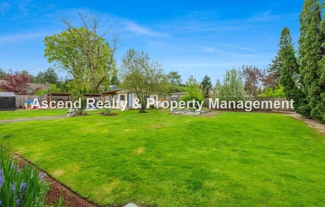 Building Photo - Available NOW! 3 Level 4bed/3bath Convenie...